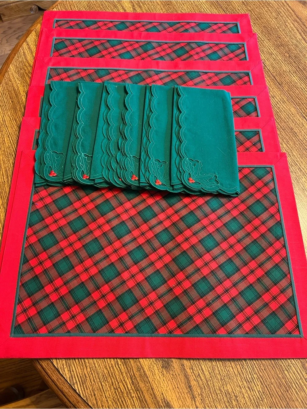 Holiday Red and Green Plaid Placemat Set with Green Scalloped Napkins